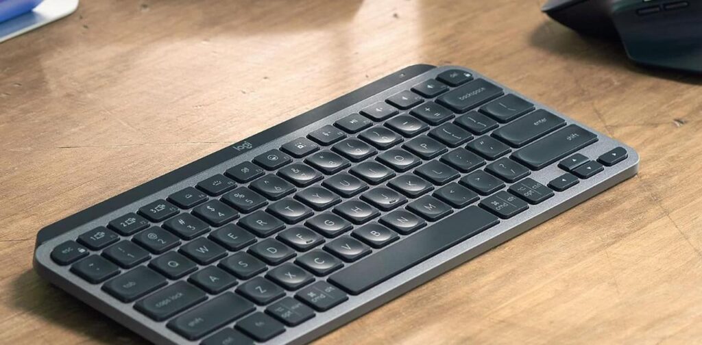 ロジクール小型キーボード、価格7000円以下で買うべき？持ち運び性能比較