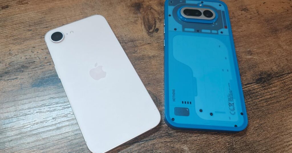 iPhone 17eとNothing Phone (4a)価格差を超えた機能比較